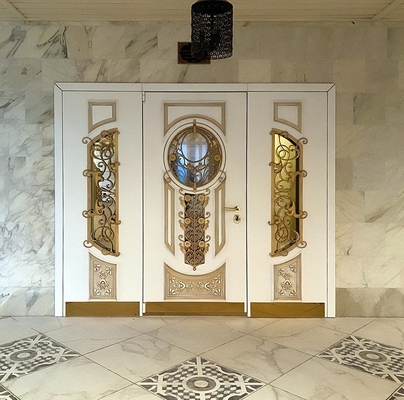 Парадная дверь белого цвета